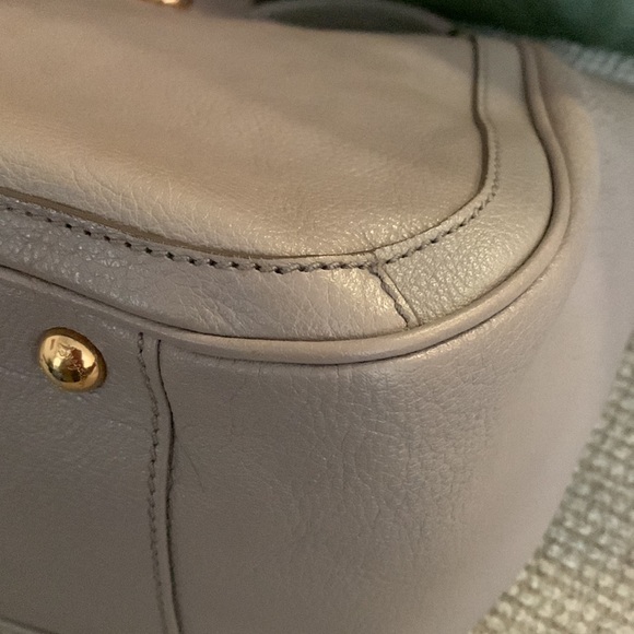 SALVATORE FERRAGAMO bag, genuine leather in 2-tone beige. Gold tone chains. - Picture 9 of 17